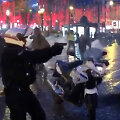 Vaizdo įra&scaron;e matyti, kaip policininkas i&scaron;sitraukia ginklą