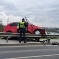 Avarija T.Masiulio gatvėje &ndash; automobilis &bdquo;pakibo&ldquo; ant atitvarų