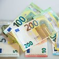 Pristatyti naujosios serijos &bdquo;Europa&ldquo; 100 ir 200 eurų banknotai