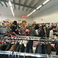 Dienomis, kai į parduotuves atvežamos naujos prekės, padėvėtų rūbų parduotuvėse &ndash; apgultis. Prie matavimo kabinų net nusidriekia eilės.