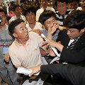 Aukų artimieji veržiasi į teismo salę, kur teisiami nuskendusio kelto Sewol įgūlos nariai