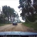 per-reida-nuo-pareigunu-sprukes-vairuotojas-kelione-baige-griovyje
