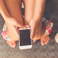 Moteris tualete su telefonu