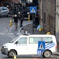 Įtariamas vienas i&scaron; įkaitą paėmusių vyrų (kairėje i&scaron;keltomis rankomis) pasidavė.