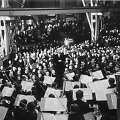 Dirigentas Furtw&auml;ngleris diriguoja Berlyno filharmonijoje 1941 metais. Koncertą organizavo nacių programa &bdquo;Stiprybė per džiaugsmą&ldquo;.