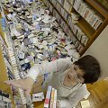 Po žemės drebėjimo Japonijoje bibliotekos darbuotoja deda knygas atgal į lentynas