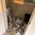 I&scaron;daužytas tualetas Giruliuose
