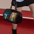 &bdquo;Louis Vuitton&ldquo; rankinė su dviem ekranais