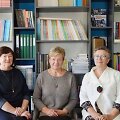 Pačiame Lietuvos Nepriklausomybės prie&scaron;au&scaron;ryje &scaron;ios anglų kalbos mokytojos (i&scaron; kairės Izolina Kri&scaron;čiūnienė, Virgilija Bobinienė, Gražina Biržietienė kartu su savo kolege Milda Bernadi&scaron;iene įkūrė tų laikų startuolį &ndash; Kalbų mokyklą