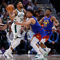 Giannis Antetokounpo (kairėje)