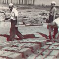 Lagerio kaliniai zonos teritorijoje gamina plytas. Ne&scaron;tuvus su moliu ne&scaron;a priekyje [?] Roguckis ir Stasys Gečas. Kengyras, Steplagas, Karagandos sritis, Kazachijos SSR, 1952 m. Tolumoje matyti lagerio lentų tvoros su spygliuotos vielos raizginiu fragmentas.