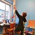 Naujame spektaklyje pakviesti vaidinti vaikai. Jie buvo neseniai pradėję lankyti teatro studiją