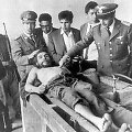 Bolivijos kariai ir pareigūnai prie Ernesto Che Guevaros kūno