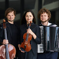 Smuikininkė Dalia Dėdinskaitė, violončelininkas Glebas Py&scaron;niakas ir akordeonininkas Tadas Motiečius.