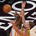 Domantas Sabonis prie&scaron; Clintą Capelą