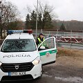 Ant pervažos užstrigusio automobilio vairuotojui padėjo Kauno pareigūnės