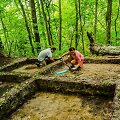 Archeologai, kasinėdami neseniai mokslininkų bendruomenės &bdquo;atrastą&ldquo; Kukuli&scaron;kių piliakalnį, aptiko įdomių radinių: gintaro, keramikos, grūstuvę.