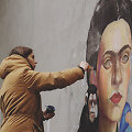 Menininkė Paulė Bocullaitė ir jos Frida Kahlo pie&scaron;inys ant statistikos departamento pastato sienos