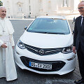 Romos popiežius Pranci&scaron;kus gavo dovanų elektromobilį &bdquo;Opel Ampera e&ldquo;