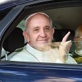 Popiežius Pranci&scaron;kus renkasi kuklų automobilį.