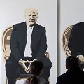 Parodos lankytojai stebi meno kūrinį, vaizduojantį JAV prezidentą Donaldą Trumpą ir Rusijos vadovą Vladimirą Putiną