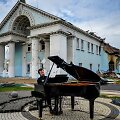 Darius Mažintas skambina F.Chopino noktiurnus karo sugriautoje Irpinėje