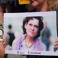 Protestuotoja laiko Asli Erdogan nuotrauką