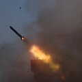 Ukrainiečių kariai Bakhmuto regione ruo&scaron;iasi paleisti raketas. / SHANNON STAPLETON / REUTERS