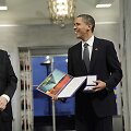 Barackas Obama atsiėmė Nobelio taikos premiją i&scaron; Norvegijos Nobelio komiteto komiteto pirmininko Thorbjoerno Jaglando rankų.