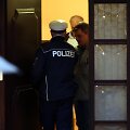 Vokietijos policija ne&scaron;a daiktus i&scaron; Andreaso Lubitzo namo.