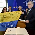 Europos Parlamento pirmininkas Antonio Tajani (dešinėje) su 2017-ųjų Sacharovo premijos laimėtoju ̨ artimaisiais 