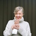 Moteris valgo &scaron;okoladą