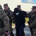 Lietuvai perduotas karo nusikaltimais Ukrainoje įtariamas rusų jūrų pėstininkas / Ukrainos prokuratūros nuotr.