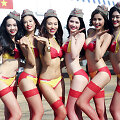 Seksualiais bikiniais apsirengusios &bdquo;VietJet Air&ldquo; skrydžių palydovės