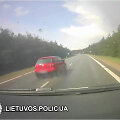 Pareigūnus nustebino &bdquo;VW Golf&ldquo; vairuotojo poelgis: pro į i&scaron;kvietimą skubančius policininkus praskriejo nė nestabtelėjęs