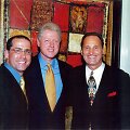 Albertas Scaglione (de&scaron;inėje) su prezidentu Billu Clintonu