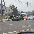 Vilniuje &bdquo;Peugeot&ldquo; rėžėsi į stulpą ir apvirto