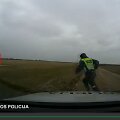 Gaudynių akimirka: baloje užklimpusį bėglį policininkas pasivijo bėgte.