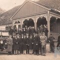 Medžio drožiniais puo&scaron;tame Kvieti&scaron;kio dvare 1926 metais buvo įkurta Žamės ūkio mokykla