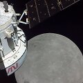 &Scaron;ioje nuotraukoje, kurią &scaron;e&scaron;tąją misijos &bdquo;Artemis I&ldquo; dieną padarė kamera, esanti ant vieno i&scaron; &bdquo;Orion&ldquo; saulės baterijų antgalio, matoma Mėnulio tolimosios pusės dalis 130 km. atstumu nuo pavir&scaron;iaus.