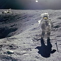 &bdquo;Apollo 16&ldquo; misijos astronautas Charlesas Duke'as renka uolienų pavyzdžius moksliniams tyrimams