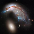 Kosmoso platybėse neprasilenkė spiralinė galaktika &bdquo;NGC 2936&ldquo; ir jos elipsinė kompanionė &bdquo;NGC 2937&ldquo; (&scaron;viesi sritis apačioje)