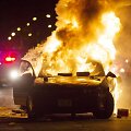 Protestuotojų padegtas automobilis Milvokyje
