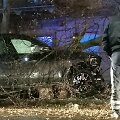 Kaune BMW nuvažiavo nuo kelio ir trenkėsi į tvorą bei medį