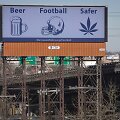 Reklaminis stendas JAV, teigiantis, kad marihuana sveikatai kelia mažesnį pavojų nei alkoholis ar amerikieti&scaron;kas futbolas. reuters
