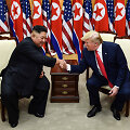 Trečią kartą susitiko Donaldas Trumpas ir Kim Jong Unas