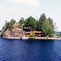 Salmaa ežeras ir sala su nameliu Suomijos ežerų regione &bdquo;Finnish Lakeland'e&ldquo;
