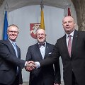 Estijos gynybos ministras Hannesas Hanso, Lietuvos kra&scaron;to apsaugos ministras Juozas Olekas ir laikinai einantis Latvijos gynybos ministro pareigas Raimondas Bergmanis
