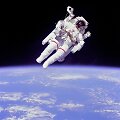 Bruce'as McCandlessas atvirame kosmose su pilotuojamu manevravimo įrenginiu. 1984 m. vasario 7 d.