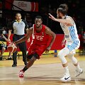 Andrew Wigginsas (kairėje) veržiasi link krep&scaron;io